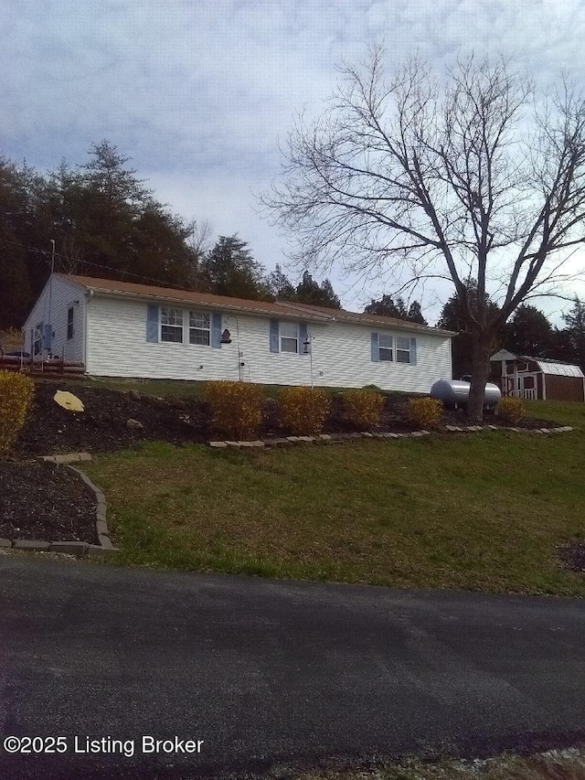 view of front of house with a front yard