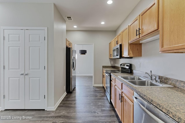 kitchen with dark wood-style flooring, visible vents, appliances with stainless steel finishes, light brown cabinets, and a sink