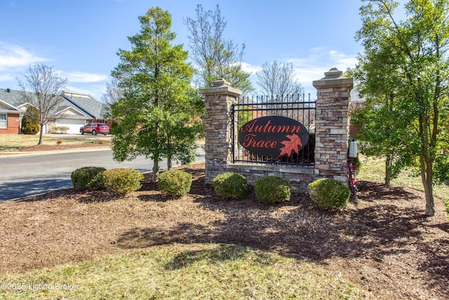 community / neighborhood sign featuring driveway