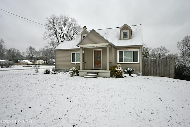 view of front facade with fence