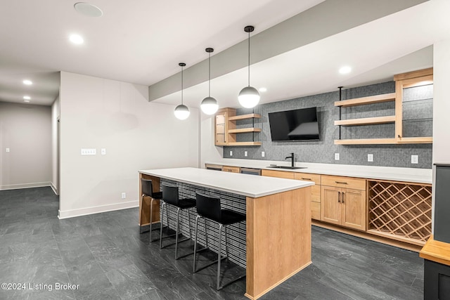 bar featuring tasteful backsplash, baseboards, hanging light fixtures, a sink, and recessed lighting