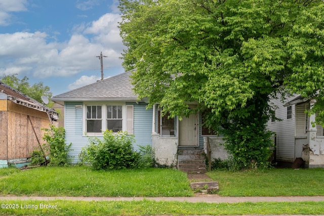 807 S 31st St, Louisville, KY 40211 - view of front facade with a shingled roof and a front yard