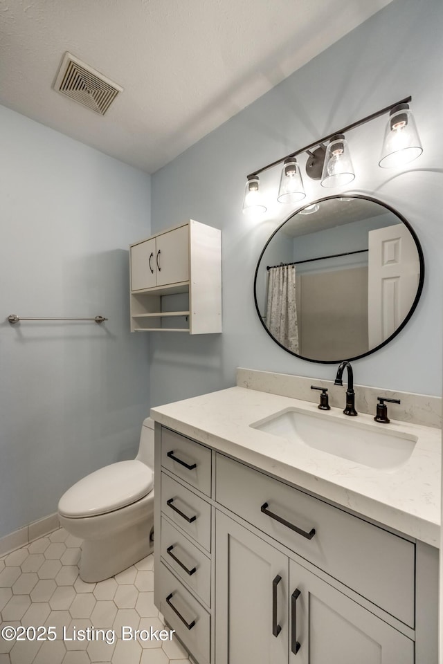 full bath with curtained shower, visible vents, toilet, vanity, and baseboards