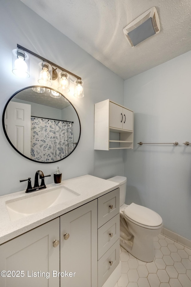 full bath featuring visible vents, a shower with shower curtain, toilet, a textured ceiling, and vanity