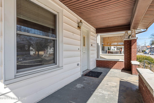 property entrance featuring a porch