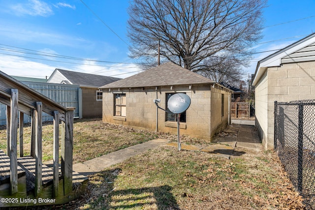 view of yard featuring a fenced backyard and an outdoor structure