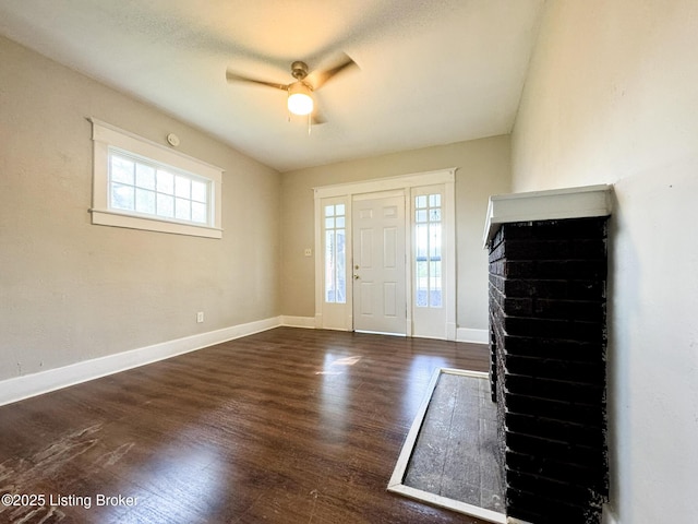 foyer entrance with a ceiling fan, dark wood-style flooring, and baseboards