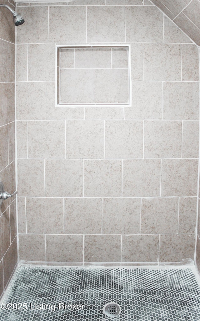 bathroom featuring a tile shower