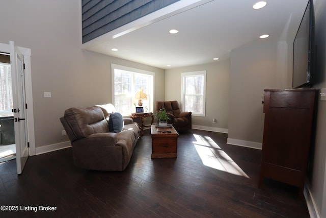 living area with baseboards, dark wood-style flooring, and recessed lighting