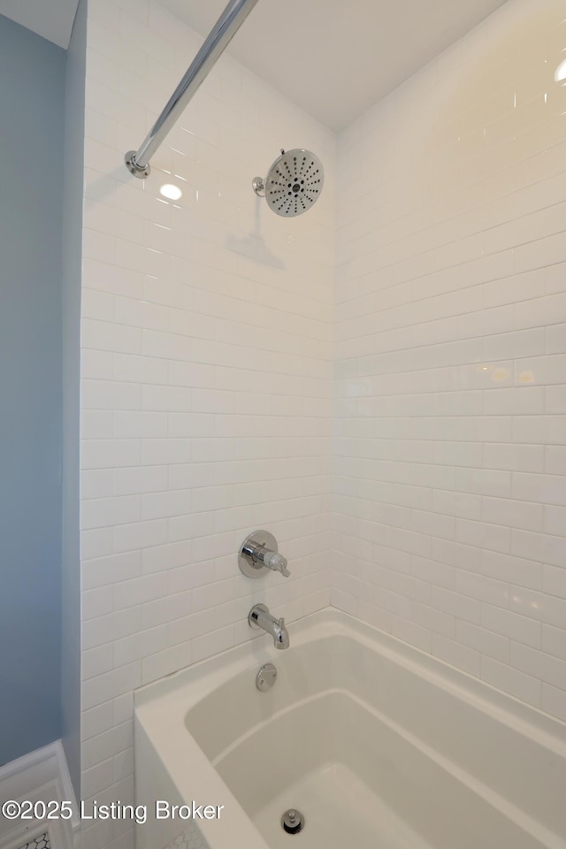 bathroom with tub / shower combination