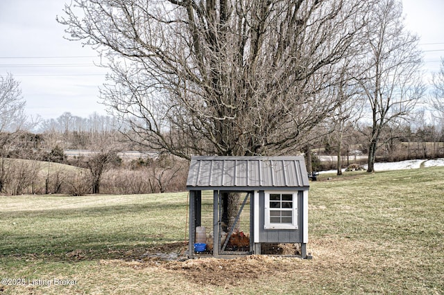 view of outdoor structure featuring an outbuilding