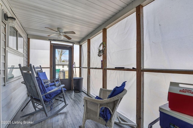 sunroom with ceiling fan