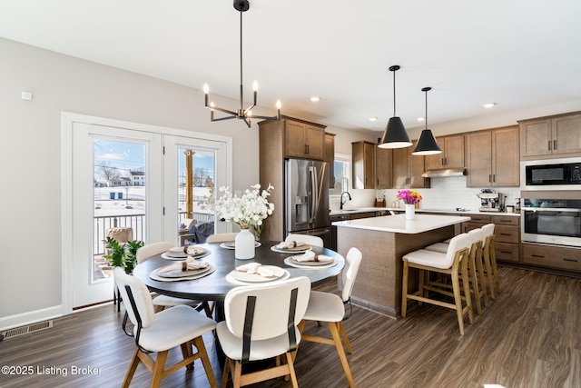 dining space with dark wood-style floors, recessed lighting, visible vents, and baseboards