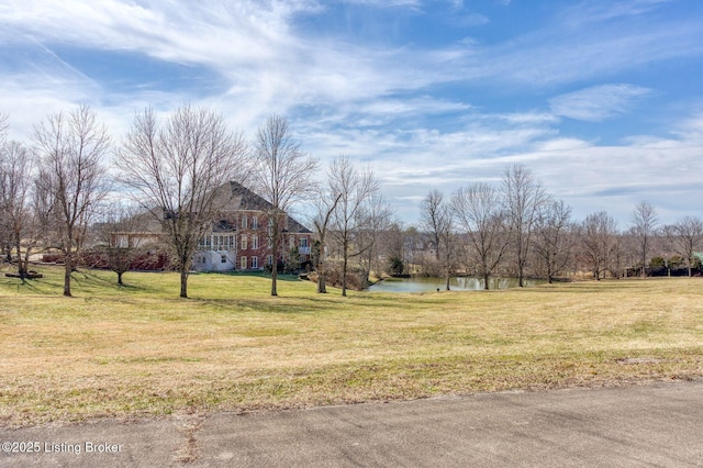 view of yard featuring a water view