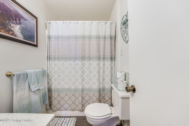 950 Lakeview Dr, Bloomfield, KY 40008 - bathroom featuring curtained shower and toilet