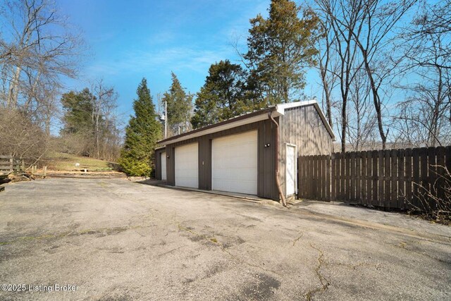 950 Lakeview Dr, Bloomfield, KY 40008 - detached garage featuring fence