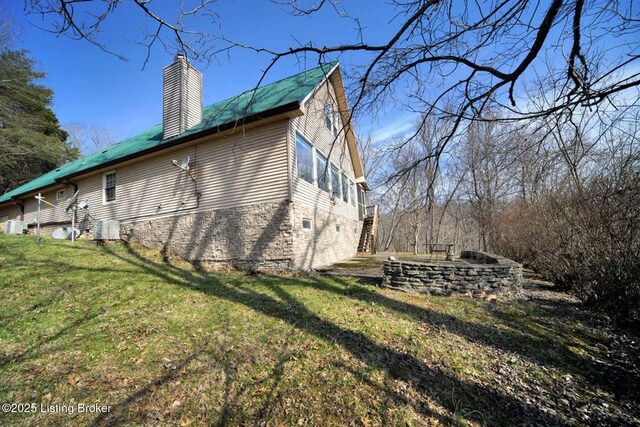 950 Lakeview Dr, Bloomfield, KY 40008 - view of side of home with a yard and a chimney