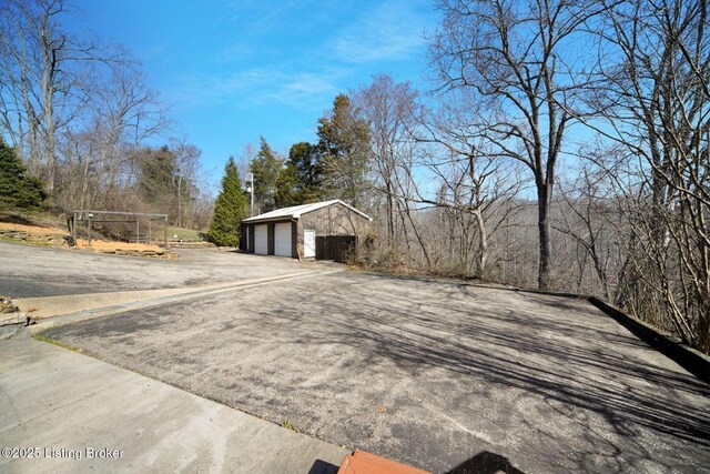 950 Lakeview Dr, Bloomfield, KY 40008 - exterior space with a detached garage and an outdoor structure
