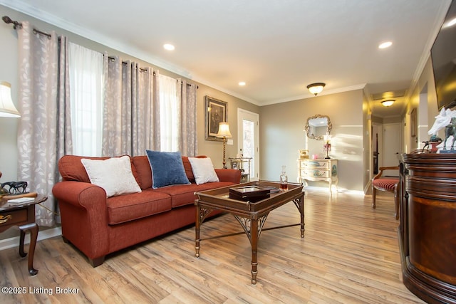 living area with baseboards, light wood finished floors, recessed lighting, and crown molding