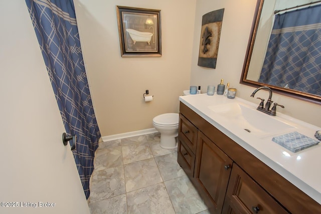 full bathroom featuring curtained shower, vanity, toilet, and baseboards