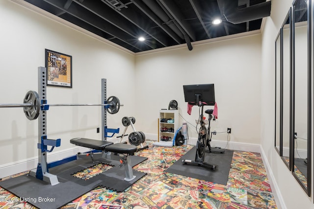 exercise room featuring baseboards