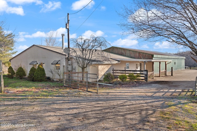 view of front of home featuring dirt driveway