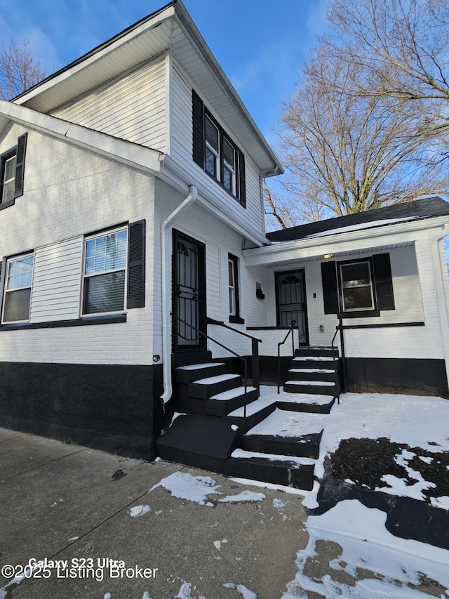 view of front facade with brick siding