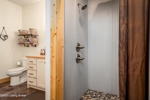 full bath with a shower, vanity, toilet, and baseboards