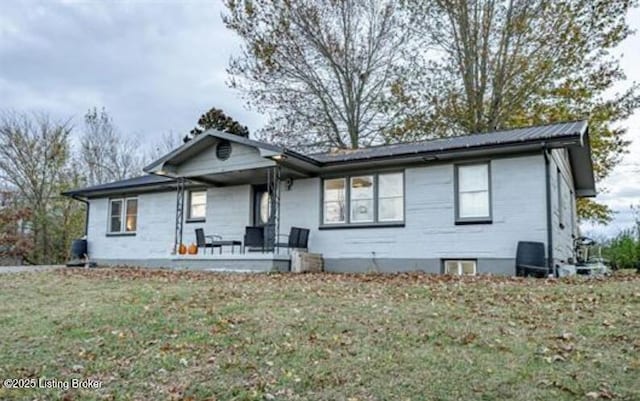 single story home featuring a front lawn