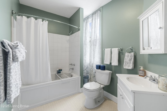 full bath featuring toilet, baseboards, shower / bath combo with shower curtain, and vanity