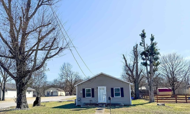 view of front facade with fence and a front lawn