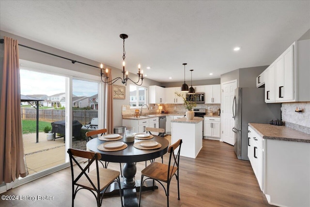 dining room featuring recessed lighting, dark wood-style flooring, and a notable chandelier