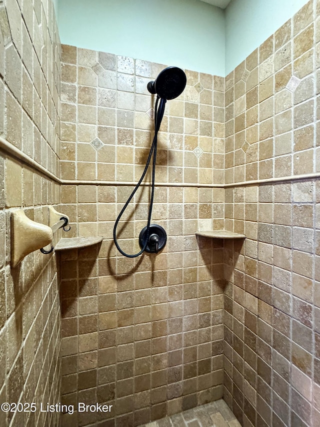 full bath featuring tiled shower