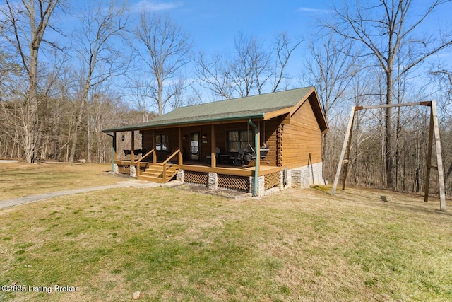 view of front facade featuring a porch and a front lawn