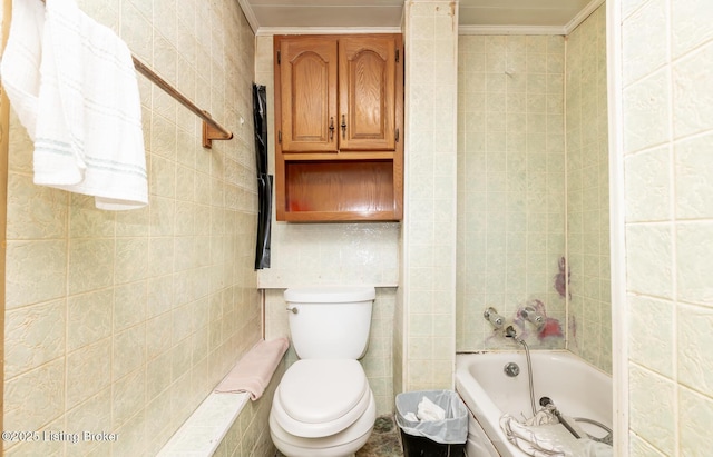 full bath with toilet, a washtub, and tile walls