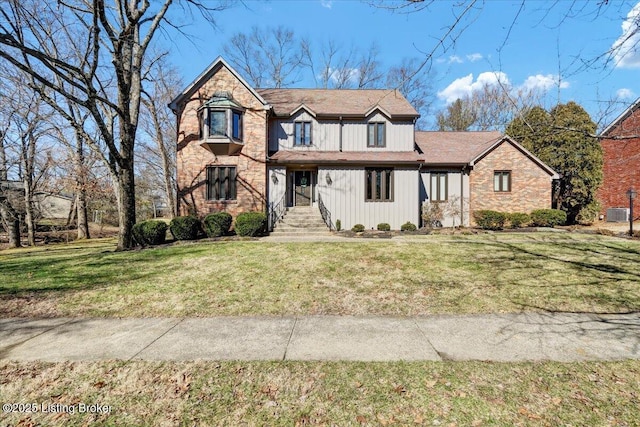 view of front of house featuring a front lawn