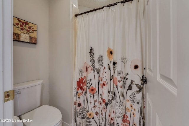 full bath featuring curtained shower and toilet