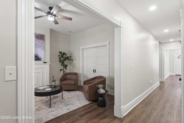 living area featuring dark wood-style floors, ceiling fan, recessed lighting, and baseboards