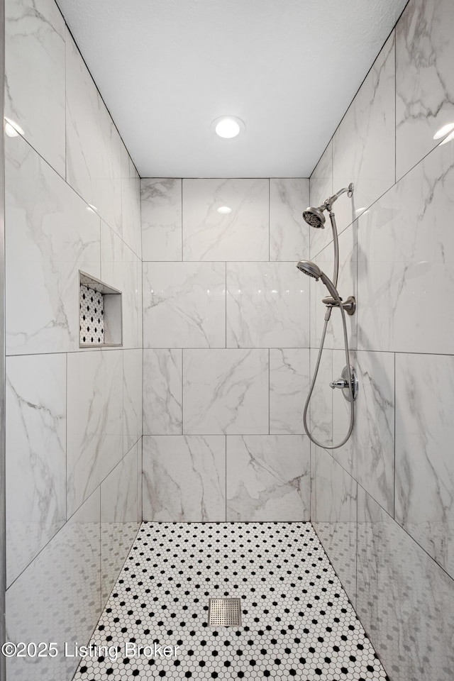 1523 Yorkshire Dr, Elizabethtown, KY 42701 - full bathroom with tiled shower