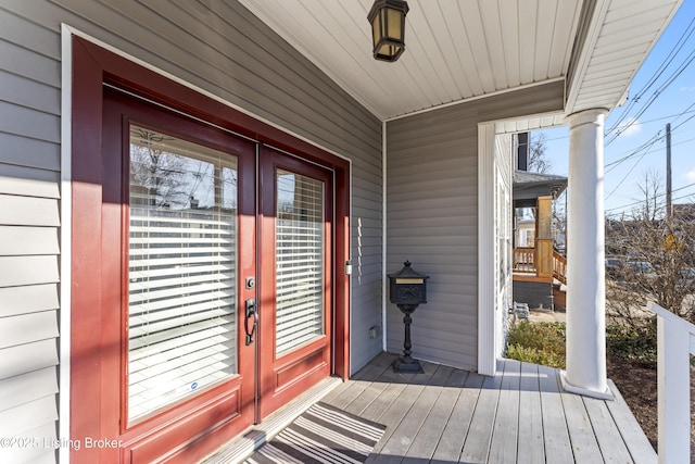 property entrance featuring a porch