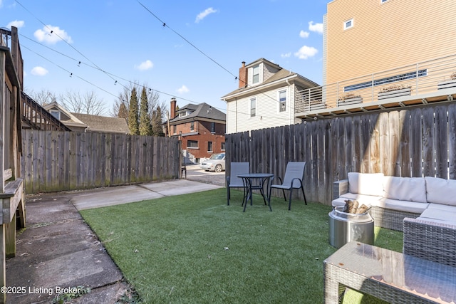 view of yard featuring fence and an outdoor living space