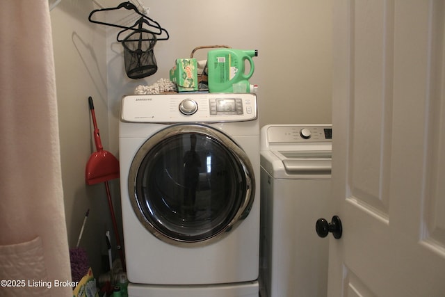 laundry area with laundry area and washing machine and clothes dryer