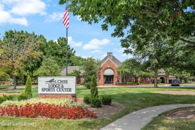 community sign with a lawn