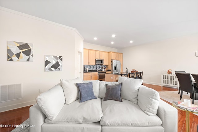 living room featuring dark wood-style floors, recessed lighting, visible vents, and baseboards