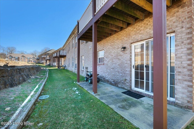 view of yard featuring a patio area and a residential view