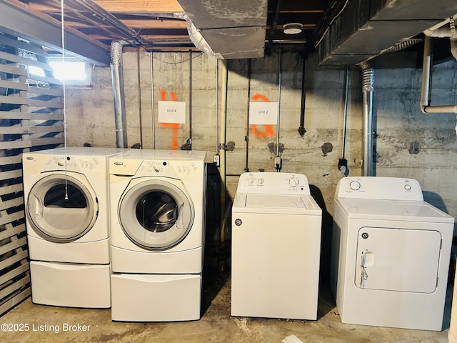 laundry room with laundry area and independent washer and dryer