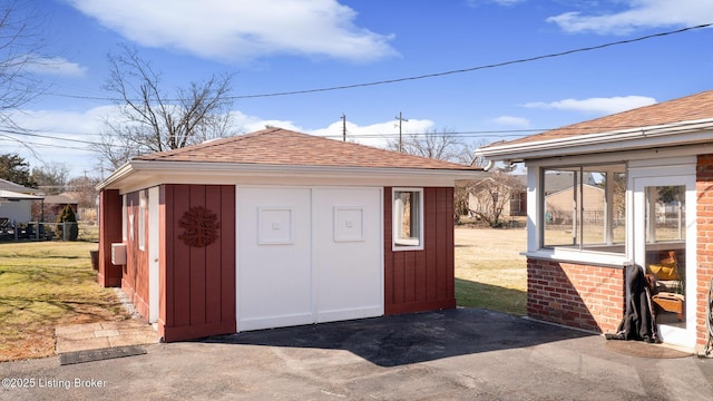 view of outdoor structure featuring an outbuilding