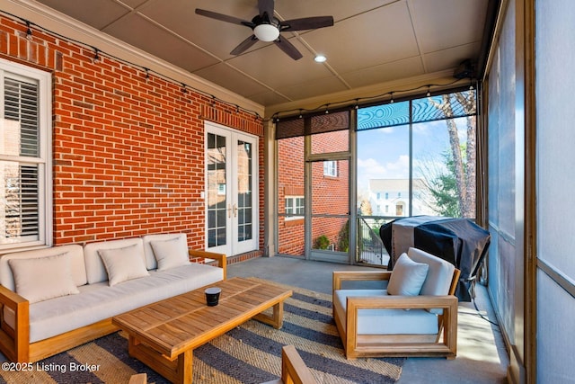 sunroom with ceiling fan