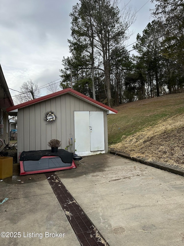 view of outdoor structure featuring an outbuilding