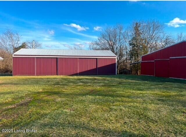 view of yard featuring a pole building and an outbuilding